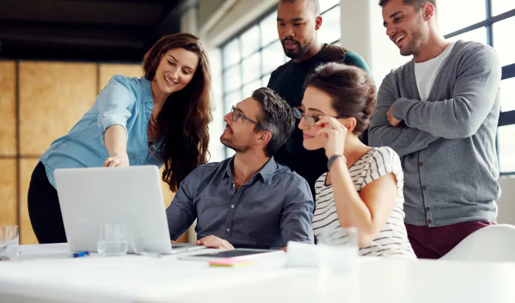 Geschäftsleute, Laptop und Meeting für Planung, Teamarbeit und Projektfeedback im Büro mit Bericht. Digitale Agentur, Technologie und Zusammenarbeit für Brainstorming, Startups und Webdesign mit Vielfalt.